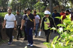 Mantan Kapolri Kunjungi Kebun Teh Wonosari Sambil Berolahraga