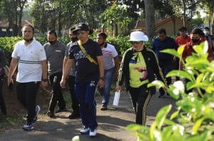 Mantan Kapolri Kunjungi Kebun Teh Wonosari Sambil Berolahraga