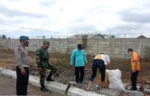 Tiga Pilar Desa Karangpandan Saksikan Pemusnahan Makanan Kadaluarsa PT. Dua Kelinci