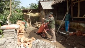 Babinsa Koramil 0818/32 Wonosari Rehab Rutilahu Milik Warga Binaannya