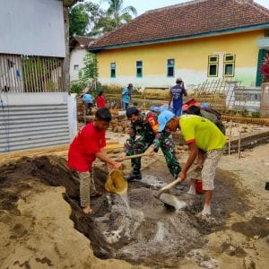 Dengan Semangat Gotong Royong, Koramil 0818/10 dan Warga Pagak Kebut Pengerjaan Rutilahu