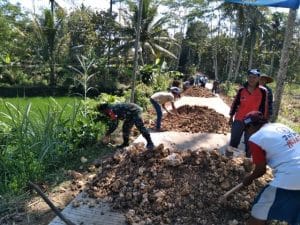 Permudah Akses Menuju Bedengan, Babinsa Koramil 0818/13 bersama Warga Laksanakan Karya Bhakti Pelebaran Jalan