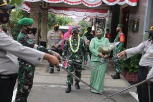 Kapolres Malang  Lepas Dandim 0818 dengan Upacara Pedang Pora