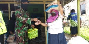 Koramil 0818/31 Gendangan Bagikan 125 Paket Sembako kepada Warga Terdampak Covid-19