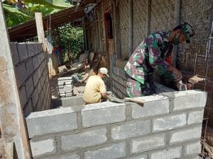 Koramil 0818/26 Singosari bersama Warga Gotong Royong dalam Pengerjaan Rumah Rutilahu