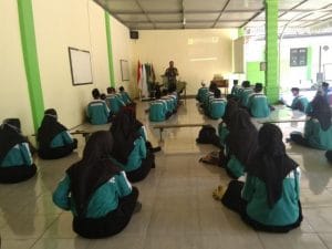 Babinsa Koramil 0818/13 Kalipare Berikan Wasbang kepada Siswa-Siswi SMK Syifa