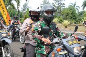 TNI-Polri di Wilayah Kabupaten Malang Gelar Patroli Sambil Bagikan Masker