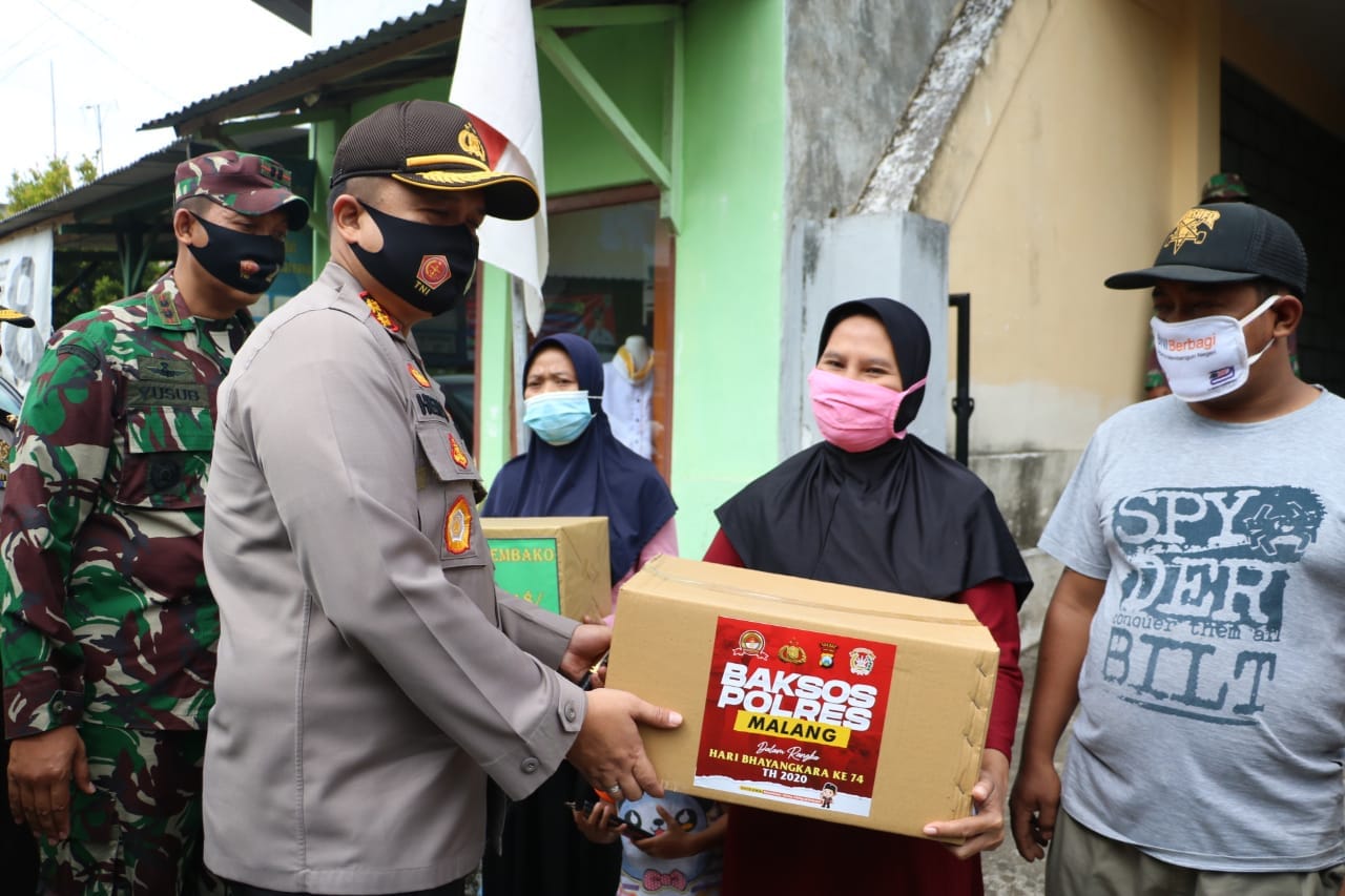 BANTUAN: Kapolres Malang AKBP Hendri bersama Dandim 0818 Letkol Inf Yusub saat memberikan bantuan sembako kepada masyarakat korban angin puting beliung.