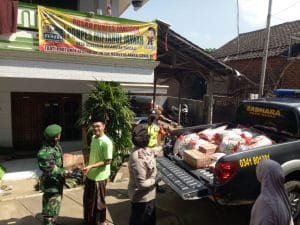 Babinsa Koramil 0818/07 Pakisaji Dukung Baksos Polres Malang di Wilayah Kec. Pakisaji