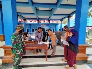 Babinsa Koramil 0818/23 Jabung Kawal Penyaluran Sembako