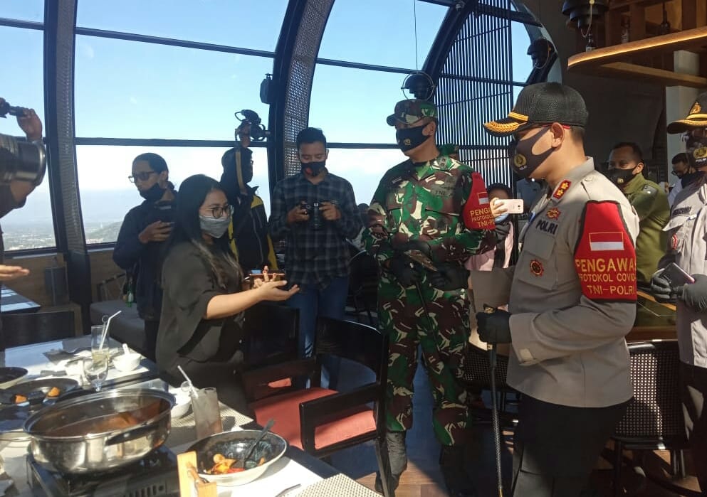 CEK: Kapolres Batu AKBP Harviadhi saat melaksanakan pemeriksaan tempat wisata yang ada di Kota Batu sehubungan penggunaan masker oleh para pengunjung.