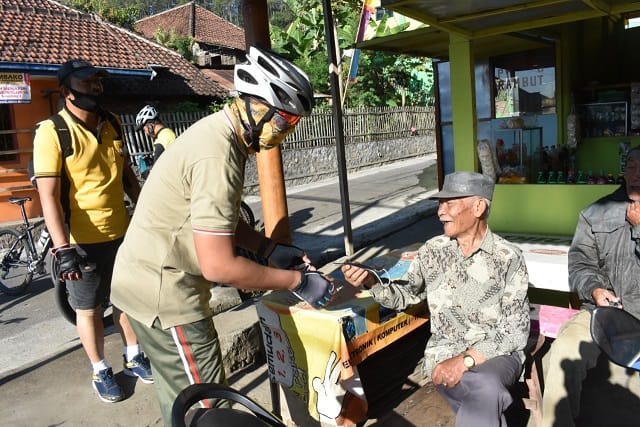 SOSIALISASI: Letkol Yusub menghampiri warga untuk sosialisasikan protokol kesehatan, salah satunya dengan memakai masker.