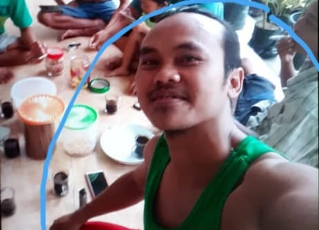 Wahyu Setyo Wardani (kaos hijau) yang dilaporkan hilang usai tergulung ombak saat memancing di pantai Keben Tebing Loncor, Dusun Banyu Urip, Desa Ngadipuro, Kecamatan Wonotirto, Kabupaten Blitar