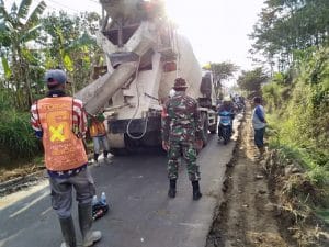 Warga Sumringah Dapat Bantuan Babinsa Koramil 0818/29 Dau