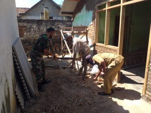Koramil 0818/19 Gondanglegi Gelar Karbak Bangun Rumah Warga