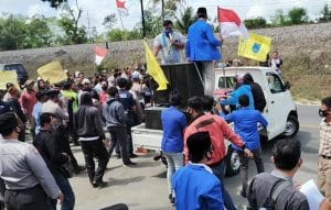 Mahasiswa dan Penambang Pasir Bersitegang, Demo di Depan Mapolres Blitar Nyaris Ricuh