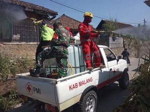 Babinsa Koramil 0818/03 Kasembon Gelar Penyemprotan Disinfektan di Sejumlah Fasum
