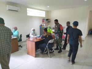 Babinsa Koramil 0818/29 Dau Dampingi Tenaga Medis Lakukan Rapid Test