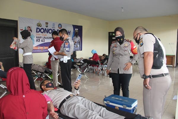 TINJAU: Kasat Lantas Polres Malang AKP Diyana saat meninjau langsung kegiatan donor darah.