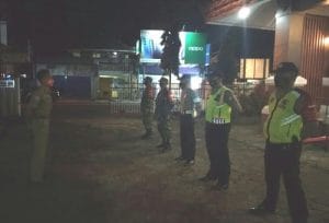 Anggota Koramil/17 Ampelgading bersama Muspika Gelar Razia Masker