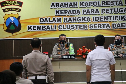 ARAHAN: Kapolresta Malang Kota Kombes Pol Dr Leonardus saat memberikan arahan seputar tugas utama Polisi RW.