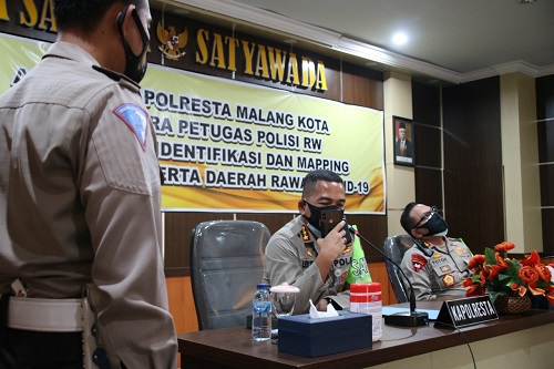 CEK LANGSUNG: Kapolresta Malang Kota Kombes Pol Dr Leonardus cek langsung apakah para Polisi RW kenal dan tahu nomor telepon Ketua RW.