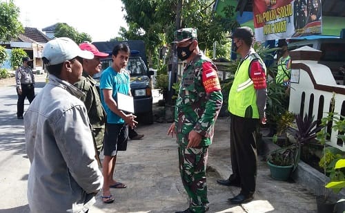 OPERASI: Danramil 0818/13 Kalipare Kapten Inf Miftahudin saat melaksanakan operasi yustisi bersama anggota Polsek Kalipare.