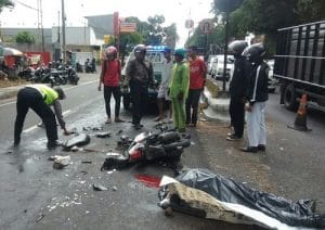 Tergelincir Saat Belok, Pengendara Motor Tewas Mengenaskan