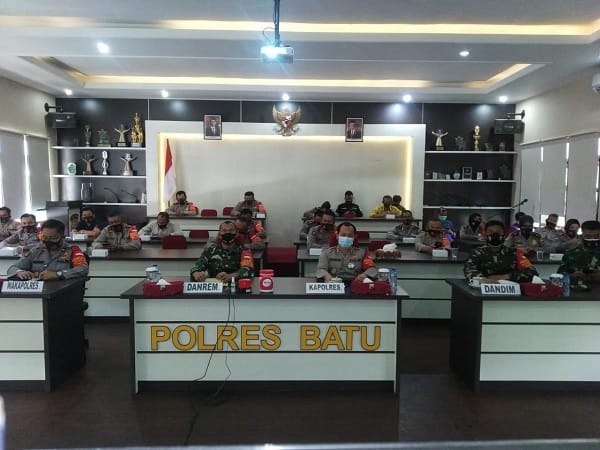 VIDCON: Kolonel Inf Irwan Subhekti, Letkol Inf Yusub Dody Sandra dan Kapolres Batu AKBP Harviadhi vidcon di ruang rapat Polres Batu.