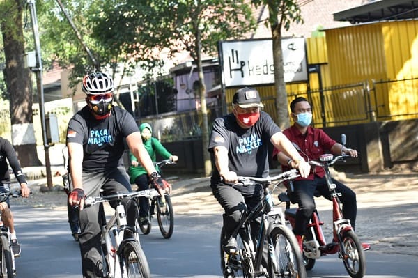 GOWES RIA: Dandim 0818 Letkol Inf Yusub Dody Sandra bersama Forkopimda gowes bersama.