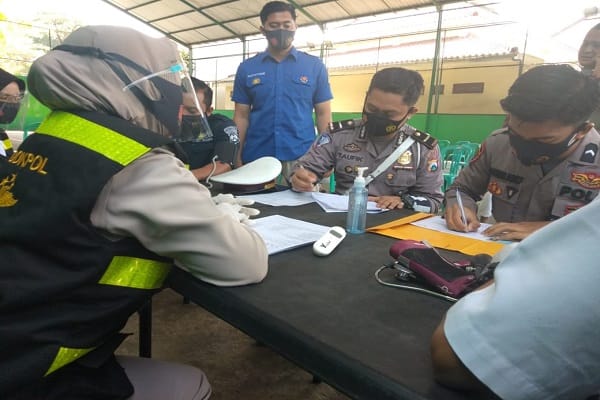 IKUT: Jajaran perwira Satlantas Polres Malang saat menjalani pemeriksaan sebelum mendonorkan darahnya.