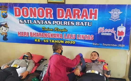 DONOR: Kasat Lantas Polres Batu AKP Mala Darlius saat ikut mendonorkan darahnya bersama anggota Polantas lainnya.