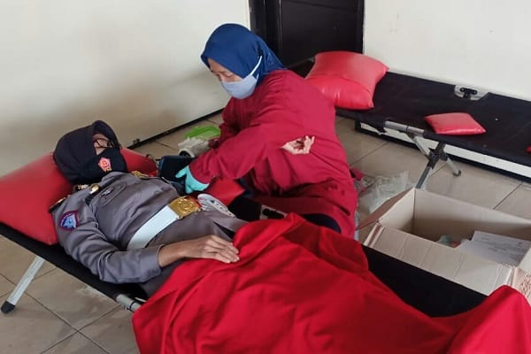 SUMBANG: Kaurmintu Satlantas Polres Malang Iptu Indah Sri W. SH MH saat menyumbangkan darahnya.