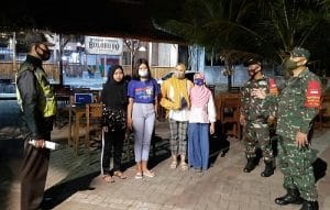 Babinsa Koramil 0818/03 Kasembon Gelar Operasi Yustisi Ditempat Keramaian Malam