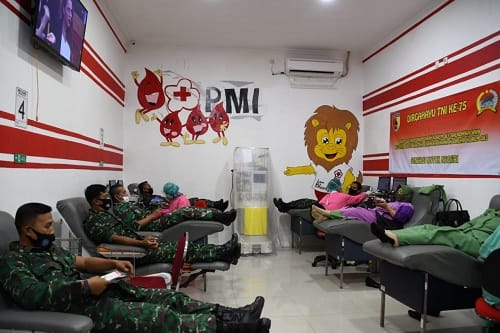 KERJASAMA: Para prajurit Korem 083/Bdj saat mendonorkan darahnya bekerjasama dengan PMI Kota Malang.