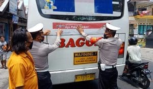Satlantas Polres Batu Pasang Stiker ‘Ayo Pakai Masker’ di Transportasi Umum