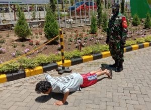 Patuhi 3M atau Dihukum Push Up, Koramil Pujon Terus Sosialisasikan Protokol Kesehatan