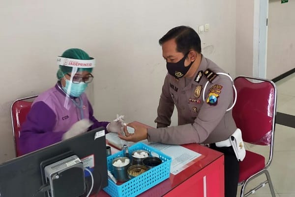 PERIKSA: Sebelum menjalani pengambilan darah dilakukan pemeriksaan oleh tim medis PMI Kota Malang.