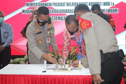 PENANGANAN: Kapolresta Malang Kota Kombes Pol Dr Leonardus saat penandatanganan pencanangan Eksternal ZI mempertahankan predikat WBK dalam rangka meraih predikat WBBM.