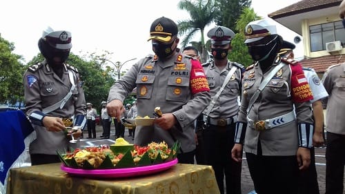 TUMPENG: Pemotongan tumpeng oleh Kapolres Malang AKBP Hendri didampingi Kasat Lantas AKP Diyana pada perayaan Hari Lalu lintas Bhayangkara ke-65 tahun 2020.