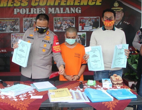 RILIS: Kapolres Malang AKBP Hendri saat rilis kasus tindak pidana korupsi yang dilakukan mantan Kades Selamparejo, Kecamatan Jabung Kabupaten Malang.