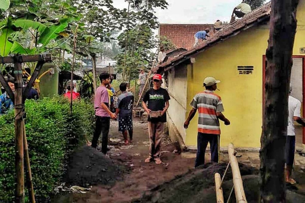 Ringankan Beban Saat Pandemi, Komunitas Warga Blayu Peduli Bedah Rumah