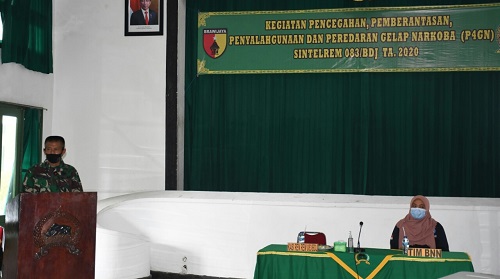 MEWAKILI: Kasiren 083/Bdj Letkol Inf Kuat Mulyono saat membaca kata sambutan Danrem 083/Bdj Kolonel Inf Irwan Subekti dalam giat sosialisasi P4GN dan tes urine.