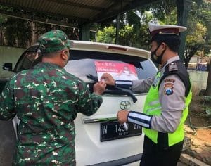 Stiker Imbauan ‘Ayo Pakai Masker’ Gencar Disosialisasikan Satlantas Polres Malang