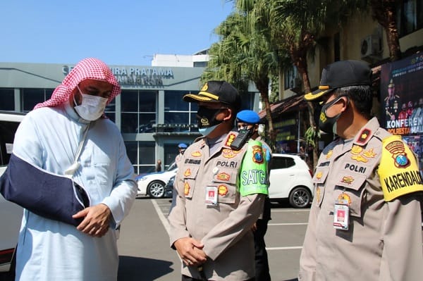 SAMBUT: Kapolresta Malang Kota Kombes Pol Dr Leonardus saat menyambut kedatangan Syekh Ali Jaber.