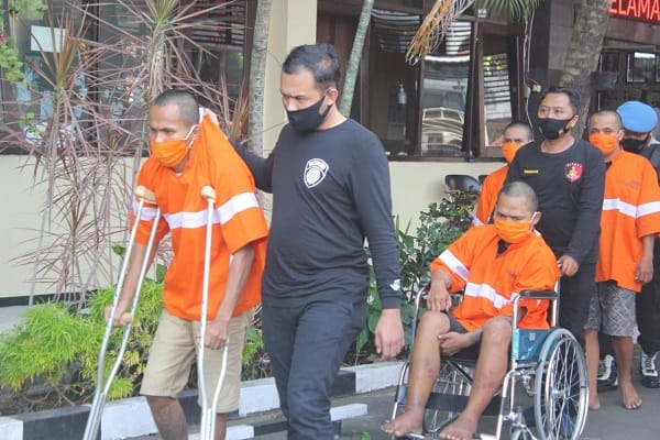 TERSANGKA: Para pelaku Curanmor saat berhasil diamankan pihak kepolisian Polresta Malang Kota.