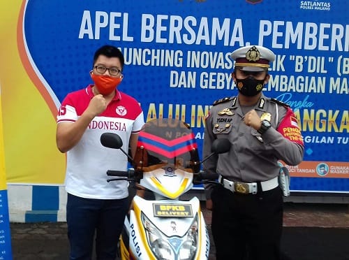 HADIR: Sandi mewakili Dirut PO Bagong Tranport Hari Susilo bersama Kanit Regident Polres Malang Iptu Yudhi Anugerah Putra SIK saat menghadiri Launching Layanan BPKB Delivery.