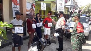 Tak Pakai Masker, Warga Kalipare Dihadiahi Kerja Sosial