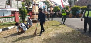 Koramil 0818/11 Donomulyo Tindak Pelanggar Protokol Kesehatan