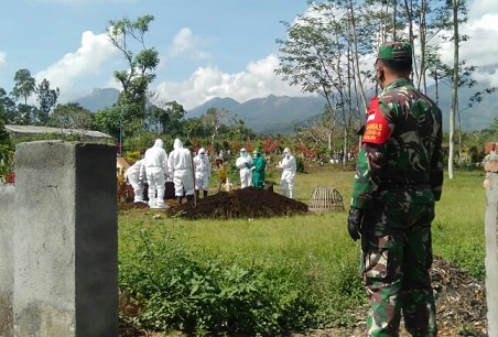 Koramil Pujon Dampingi Pemakaman Jenazah Covid-19
